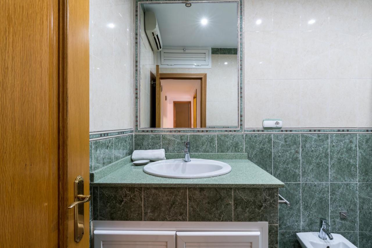 Holi-Rent Salado Apartment Севиля Екстериор снимка